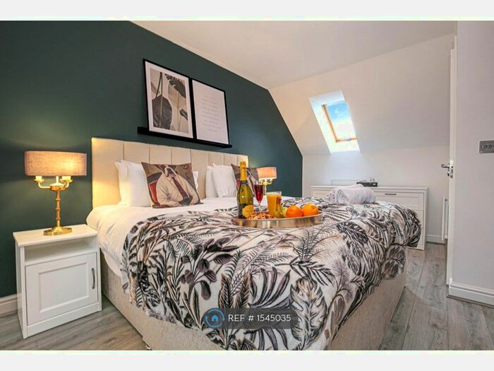 4 Bedroom Semi-Detached House To Rent In Salmons Yard, Milton Keynes, MK16