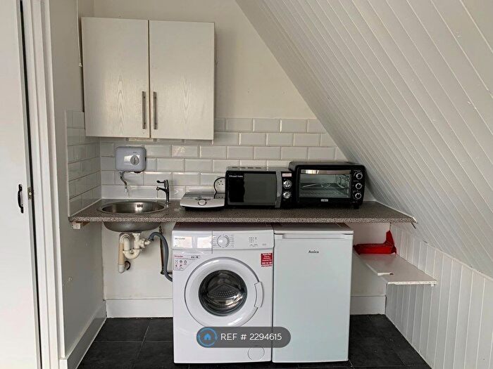 Studio To Rent In Cassio Road, Watford, WD18