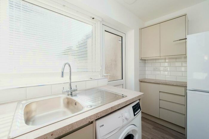 Flat To Rent In Hampton Road, Forest Gate, E7 - Photo 3