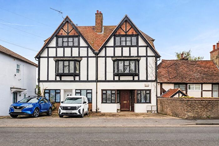 1 Bedroom Flat For Sale In Godalming, Surrey, GU7