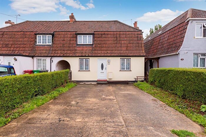 4 Bedroom Semi-detached House For Sale In Elliman Avenue, Slough, SL2