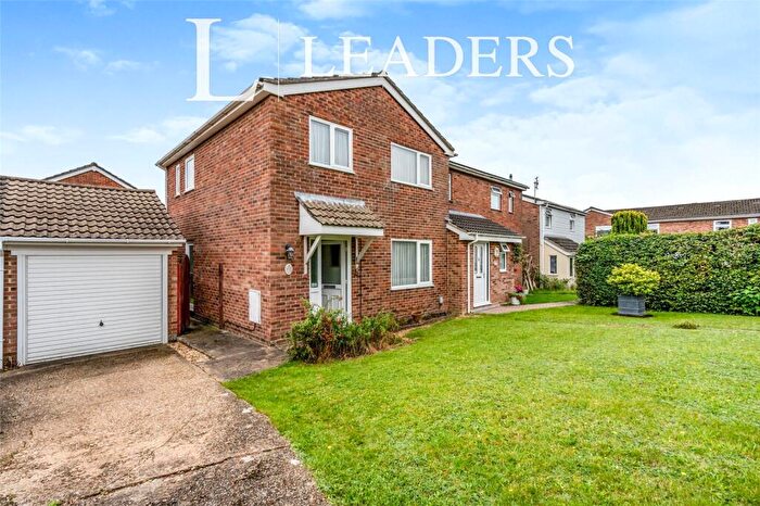 3 Bedroom Semi-Detached House For Sale In Redwing Road, Clanfield, Waterlooville, PO8