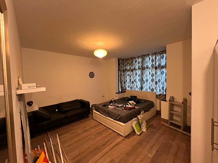2 Bedroom Flat To Rent In York Road, Chingford, E4