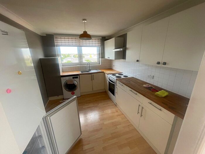 3 Bedroom Flat To Rent In Sherborne Avenue, Enfield, EN3