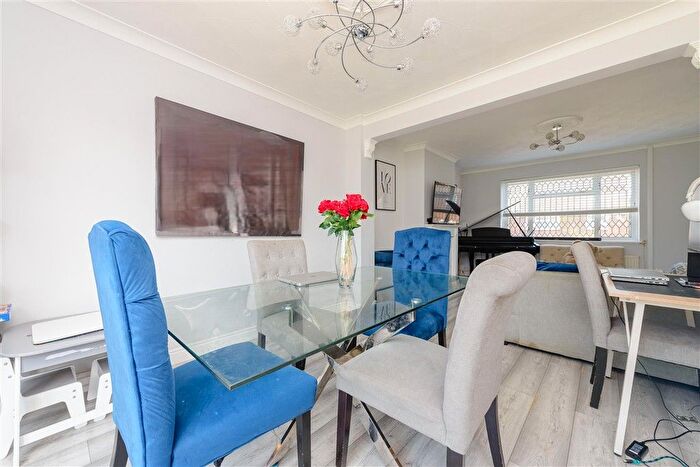 3 Bedroom Semi-detached House For Sale In Cotswold Close, Bexleyheath, Kent, DA7