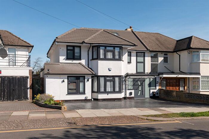 5 Bedroom Semi Detached House For Sale In Lakenheath, London, N14