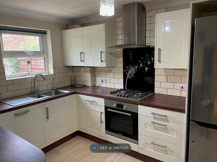 3 Bedroom Semi-Detached House To Rent In Mawbray Close, Lower Earley, Reading, RG6