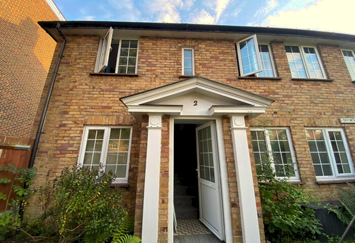 2 Bedroom Maisonette To Rent In Oakwood House, South Bank, Surbiton, London, KT6