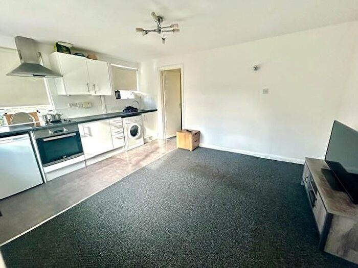 1 Bedroom Flat To Rent In The Avenue, Sunbury-On-Thames, TW16