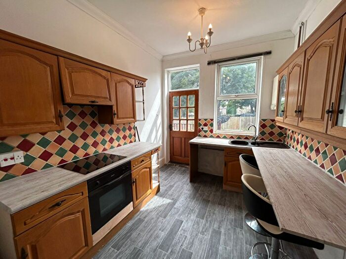 4 Bedroom Semi-Detached House To Rent In Dewsbury Road, Wakefield, WF2