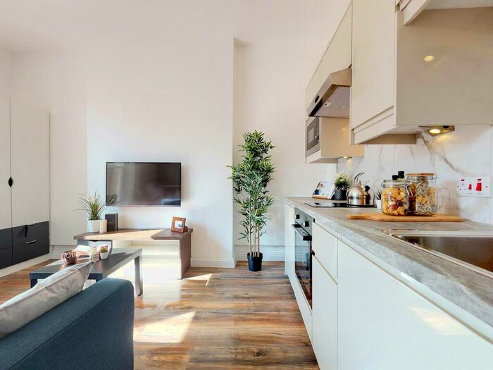 Apartment To Rent In Apt, Clarendon Road #, LS2