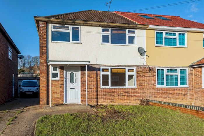 3 Bedroom Semi-Detached House To Rent In Maidenhead, Berkshire, SL6