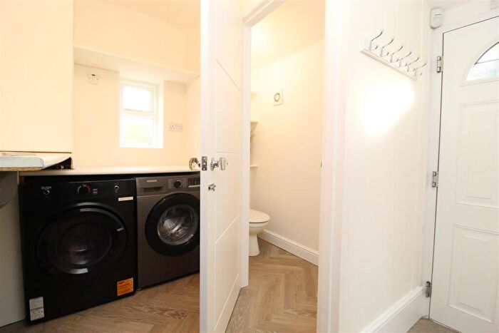 5 Bedroom Detached House To Rent In Kirkwood Gardens, Leeds, LS16
