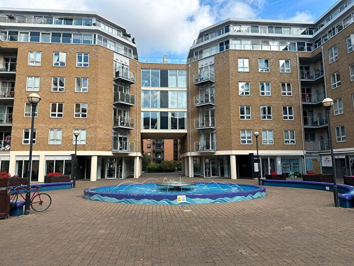 2 Bedroom Flat To Rent In Luxury -Bed Riverside Apartment – Limehouse, London, E14