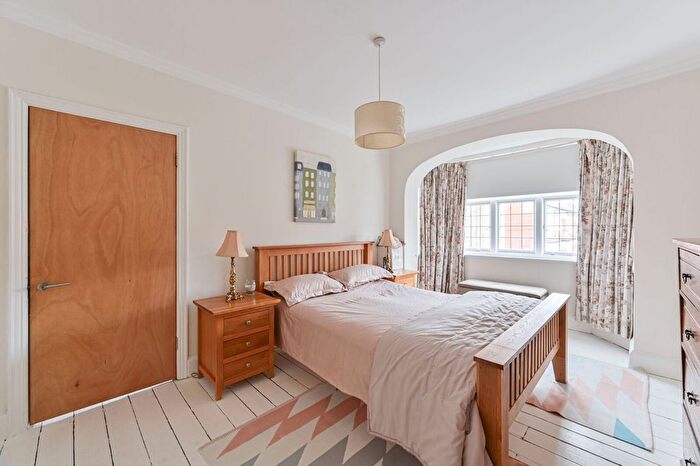 2 Bedroom Flat To Rent In Streatham Common, London, SW16