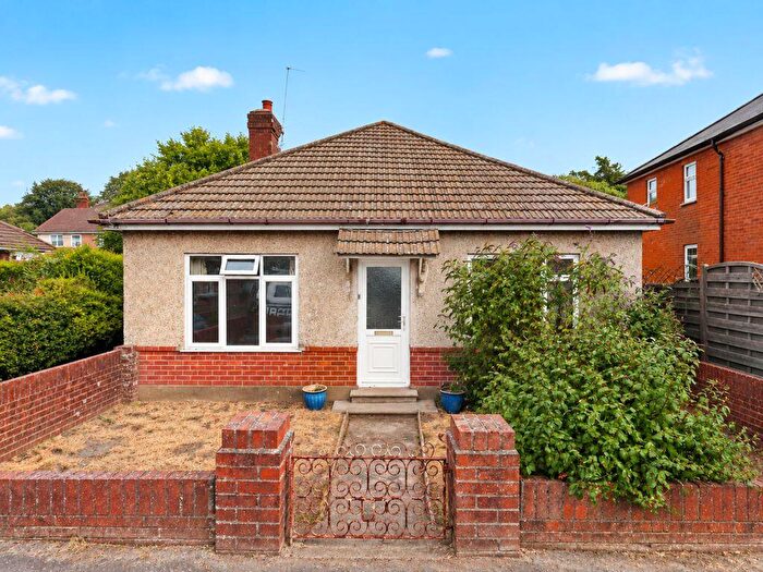 3 Bedroom Detached Bungalow For Sale In Jumpers Avenue, Christchurch, BH23