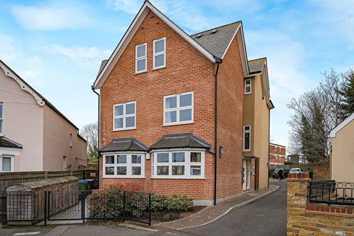 2 Bedroom Flat For Sale In Clarence Crescent, Sidcup, DA14