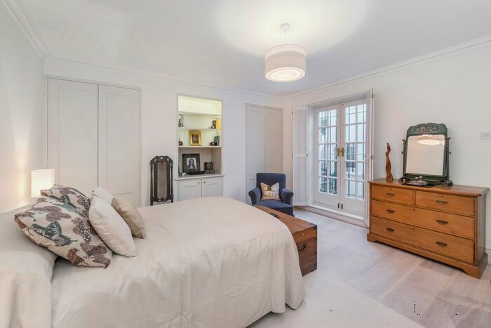 Studio To Rent In Bedford Gardens, London, W8