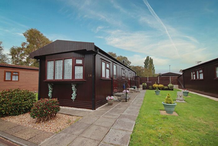 2 Bedroom Mobile/park Home For Sale In Cedar Close, The Elms, Torksey Lock, LN1