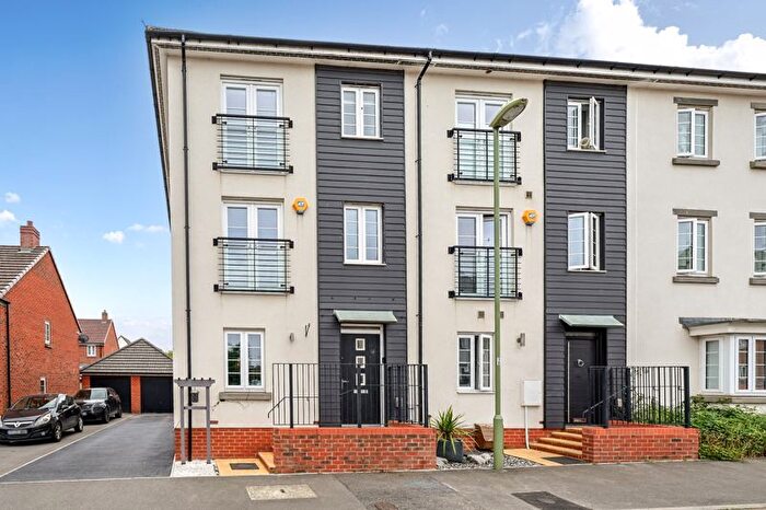 3 Bedroom Town House For Sale In Hutchins Way, Marnel Park, Basingstoke, RG24