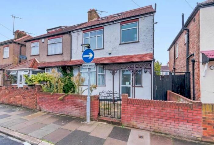 4 Bedroom Semi-Detached House To Rent In Tiverton Road, Hounslow, Middlesex TW3