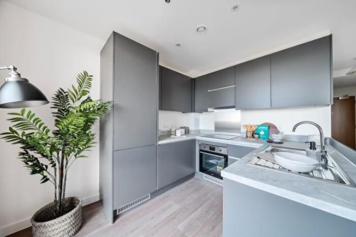 1 Bedroom Flat To Rent In New Road Triangle, Feltham, TW13