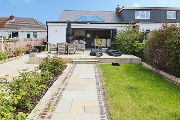 2 Bedroom Bungalow For Sale In Aspen Close, Canvey Island, SS8