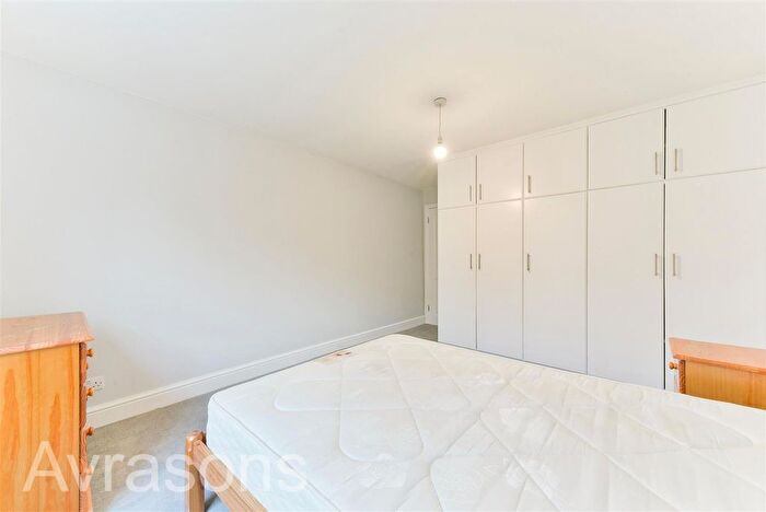 2 Bedroom Flat To Rent In Crewdson Road, Oval, London, SW9