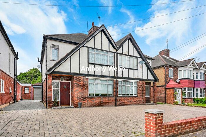 3 Bedroom Semi-Detached House For Sale In Greenway, Southgate, N14