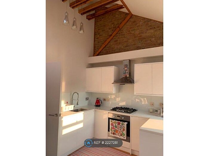2 Bedroom Flat To Rent In Top Floor, London, SE22