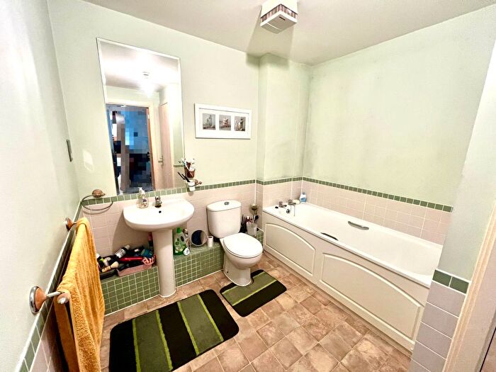 2 Bedroom Flat For Sale In Gordon Gardens, Swindon, SN1