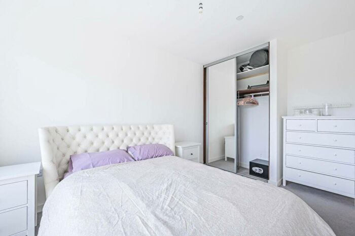 1 Bedroom Flat To Rent In Madeira Street, , Bow, London, E14