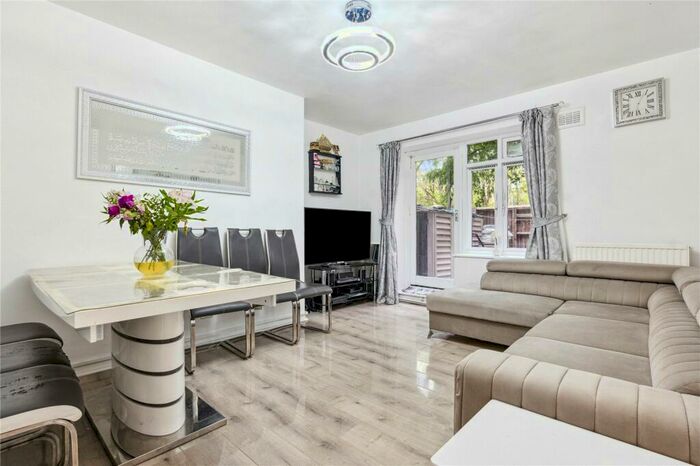 3 Bedroom Apartment To Rent In Cluse Court, St. Peter's Street, N1