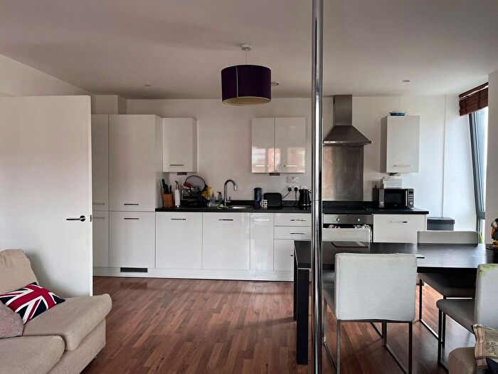 2 Bedroom Flat To Rent In Bloemfontein Road, London, W12