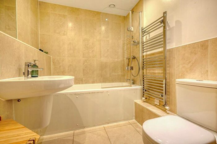 2 Bedroom Apartment To Rent In Fulneck Place, Stepney Green, E1