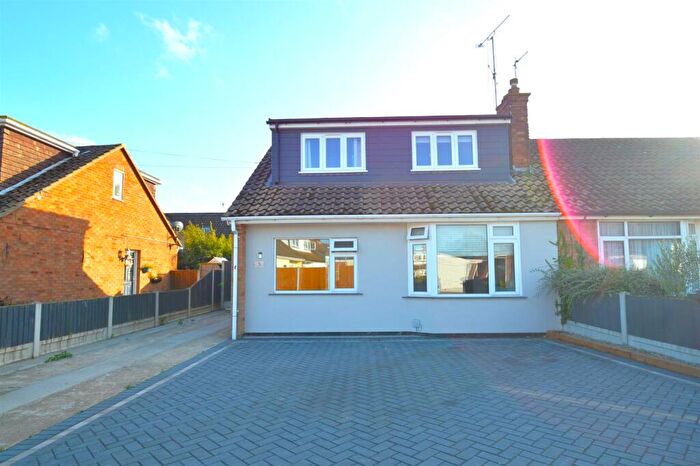 4 Bedroom Chalet For Sale In Woodville Close, Rochford, SS4