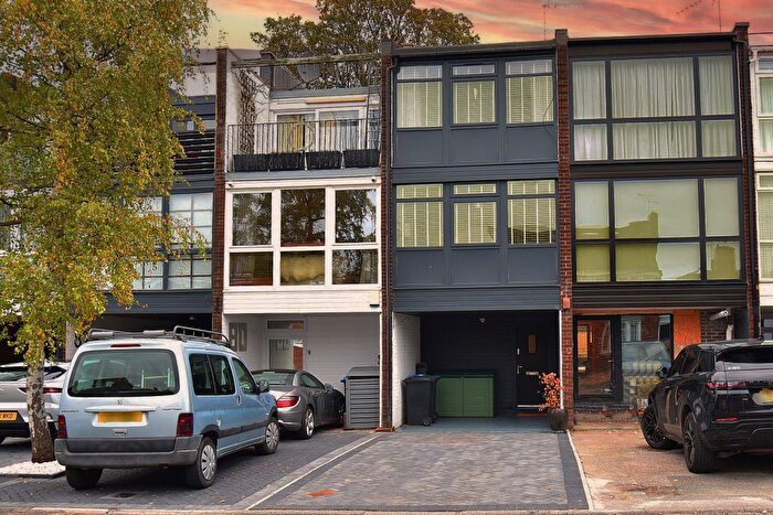 3 Bedroom Town House For Sale In Harcourt Drive, Harrogate, HG1
