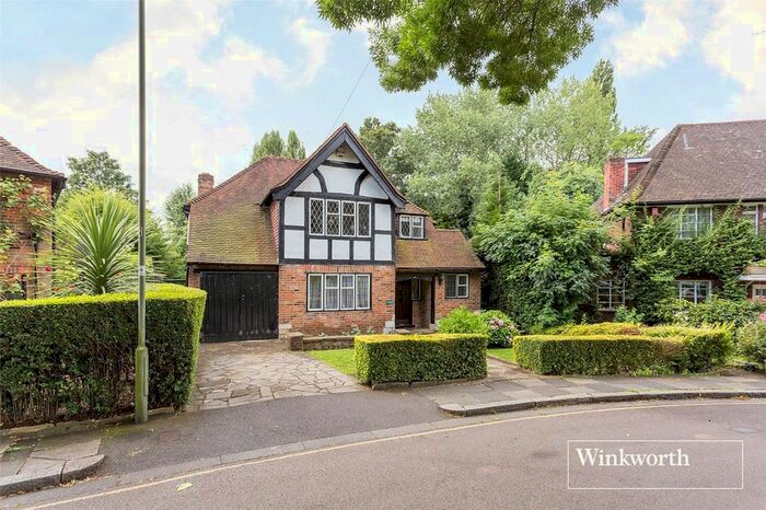 4 Bedroom Detached House To Rent In Vivian Way, London N2