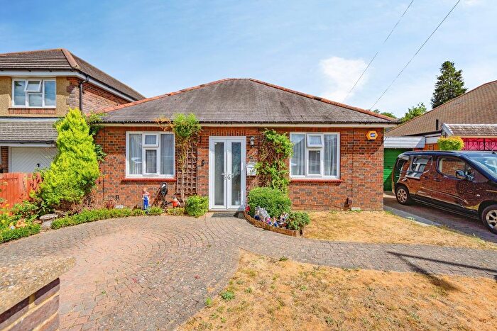 3 Bedroom Bungalow For Sale In The Avenue, Luton, Bedfordshire, LU4