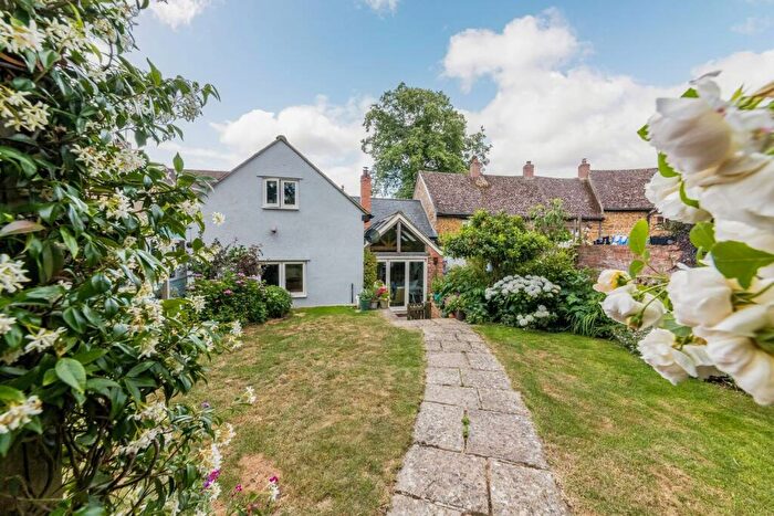 3 Bedroom Cottage For Sale In Byfield Road, Chipping Warden, OX17