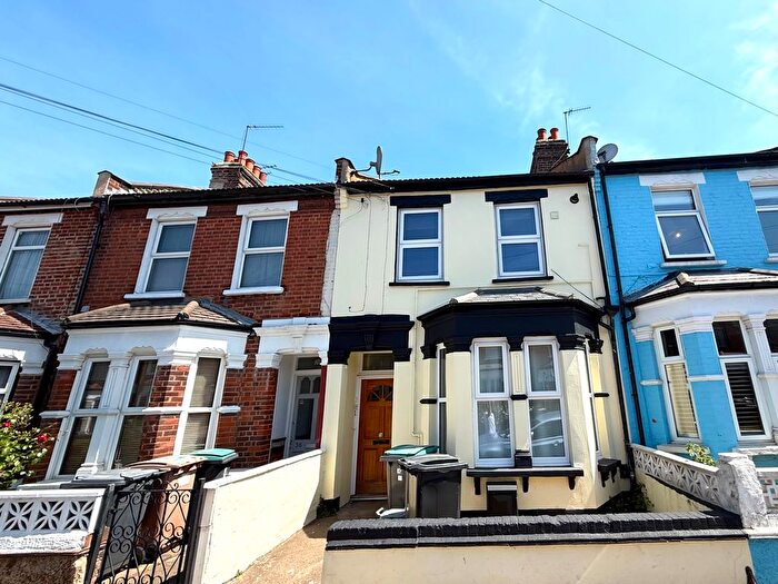 2 Bedroom Flat For Sale In Ritches Road, Haringey, N15