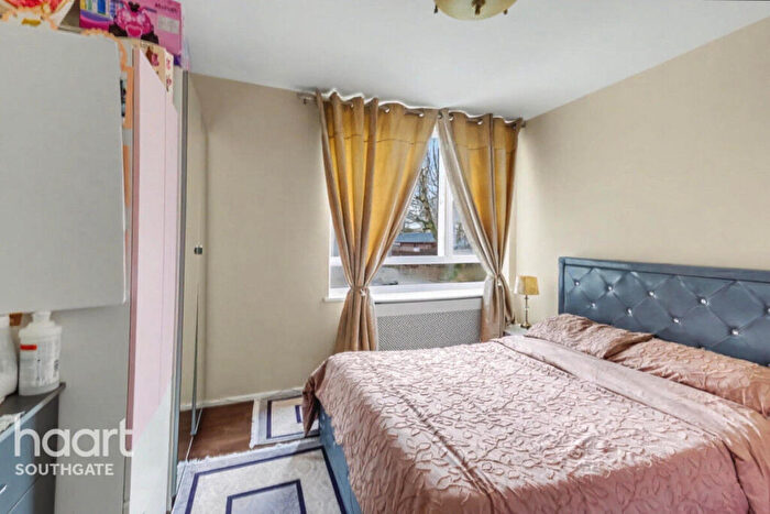 2 Bedroom Apartment For Sale In Merridene, London, N21