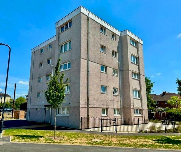 2 Bedroom Maisonette To Rent In Dempsey Close, Sholing, Southampton, SO19