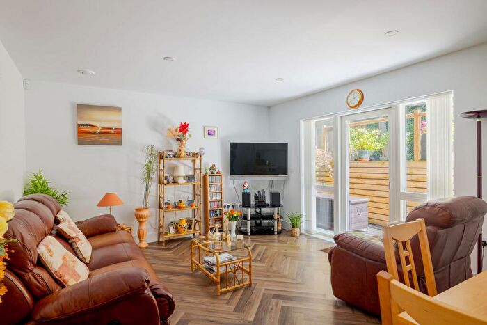2 Bedroom Flat For Sale In Braemar Avenue, Longus Point, CR2