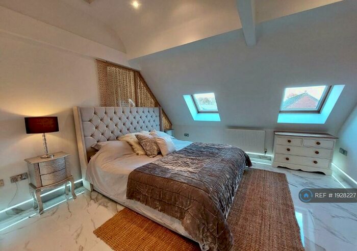 3 Bedroom Penthouse To Rent In Solihull, Shirley, Solihull, B90