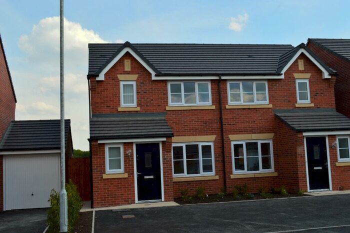 3 Bedroom Semi-Detached House To Rent In Dumers Chase, Radcliffe, M26