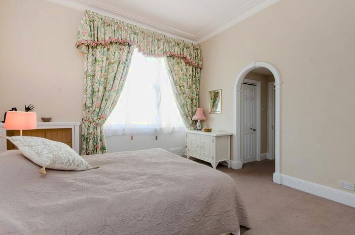 2 Bedroom Flat To Rent In Queens Gate, South Kensington, London, SW7