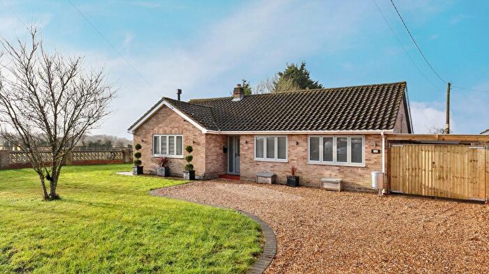 3 Bedroom Detached House For Sale In , The Crescent, Carterton, OX18