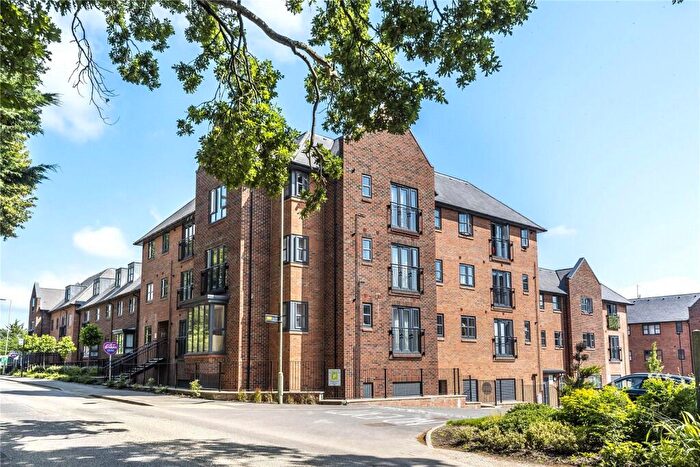 2 Bedroom Flat For Sale In Carter Court, Hook, Hampshire, RG27