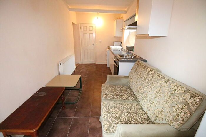 Studio To Rent In Hatton Road, Feltham, Greater London, TW14